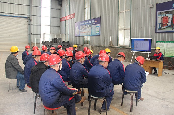 齊廠長發(fā)表重要講話 齊廠長發(fā)表重要講話